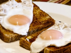 Cooked breakfasts range from fried eggs on toast to the full Monte